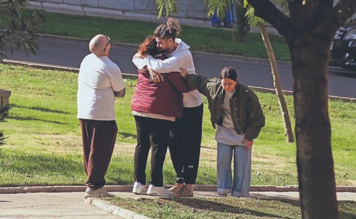 familias-buscan-a-desaparecidos-tras-choque-de-trenes-que-dejo-69-muertos-en-espana