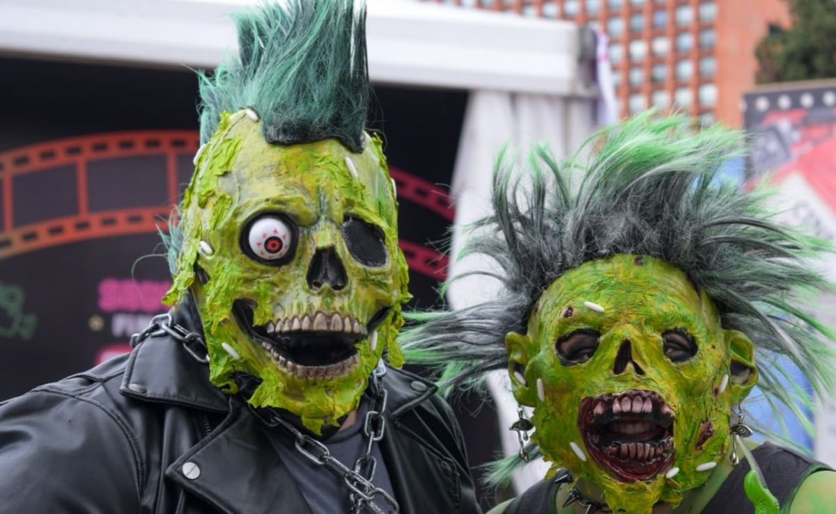 familias-dedican-horas-a-preparar-sus-disfraces-para-la-marcha-zombie-2026