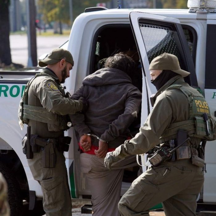 Familias denuncian que ICE prepara deportaciones de migrantes enfermos a África