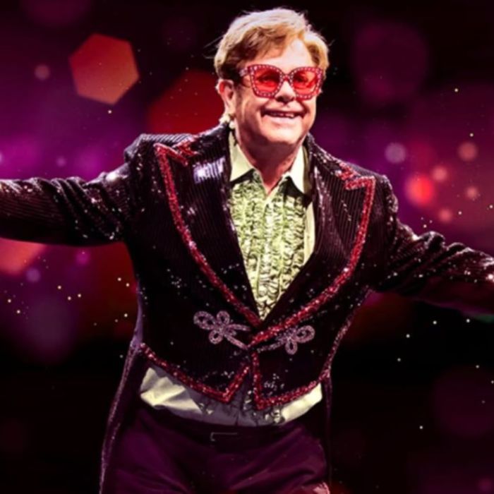 Fans de Elton John comparten fotos y regalos antes de su despedida de México