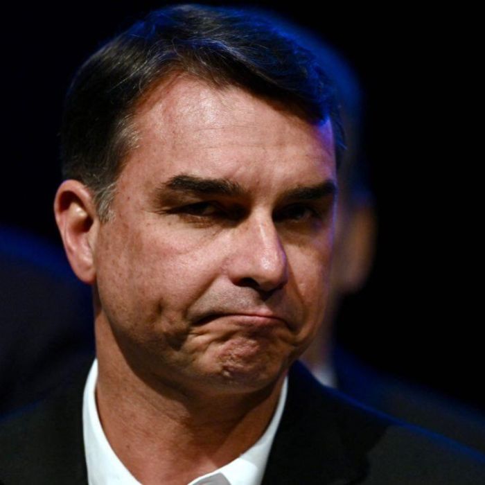 Flávio Bolsonaro afirma que la Justicia brasileña le pidió entregar su pasaporte tras perder las elecciones