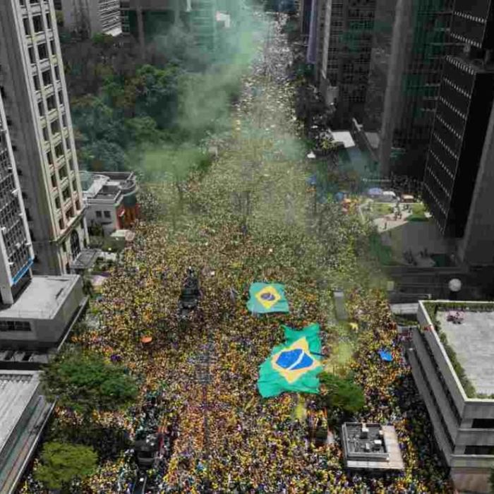 Flávio Bolsonaro marcha en São Paulo antes de su primer debate con Lula