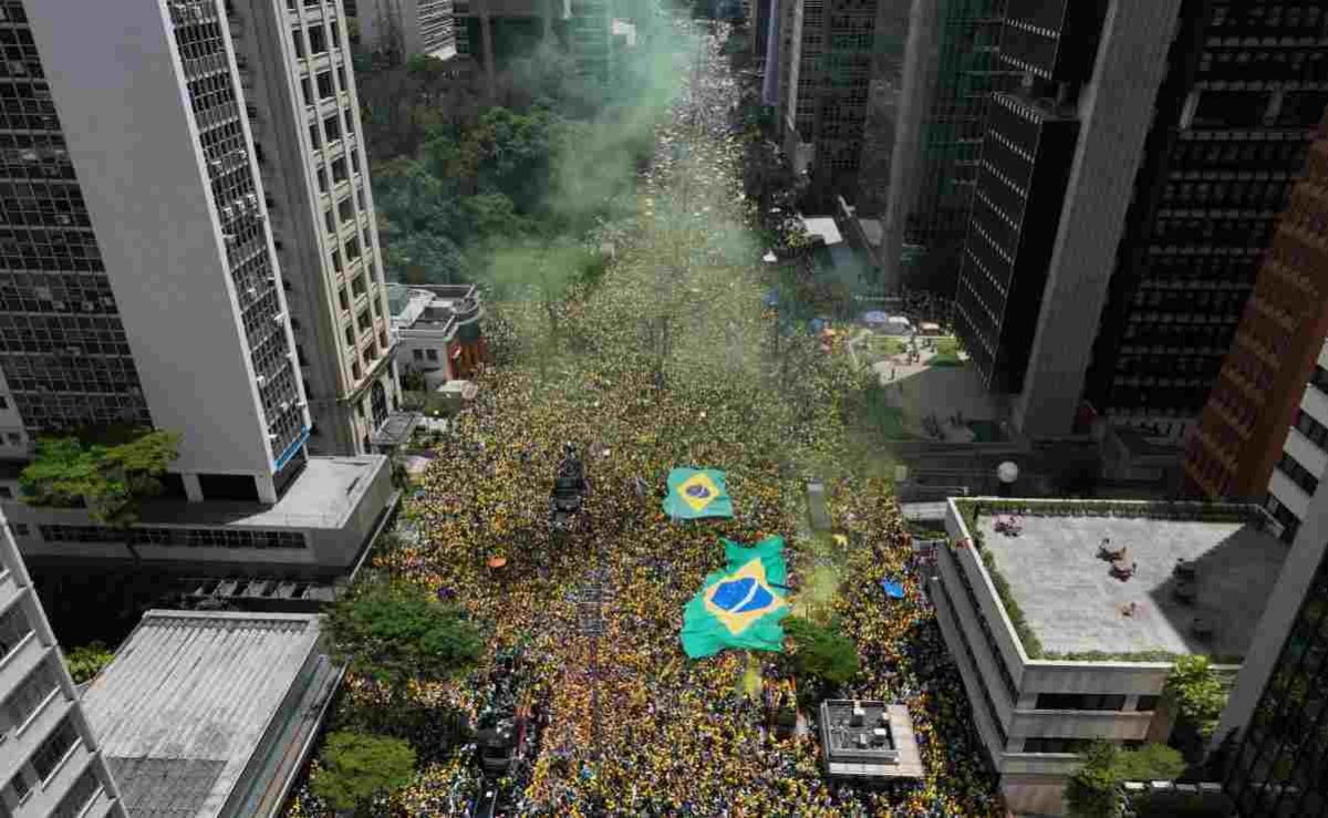 flavio-bolsonaro-marcha-en-sao-paulo-antes-de-su-primer-debate-con-lula