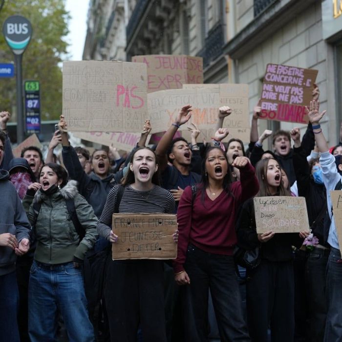 Francia suspende granadas aturdidoras en protestas estudiantiles tras lesión de un menor