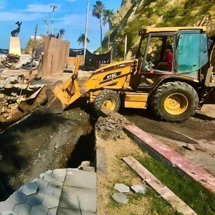Fuerte oleaje provoca socavón junto al monumento a la Mujer Mazatleca; inician reparaciones