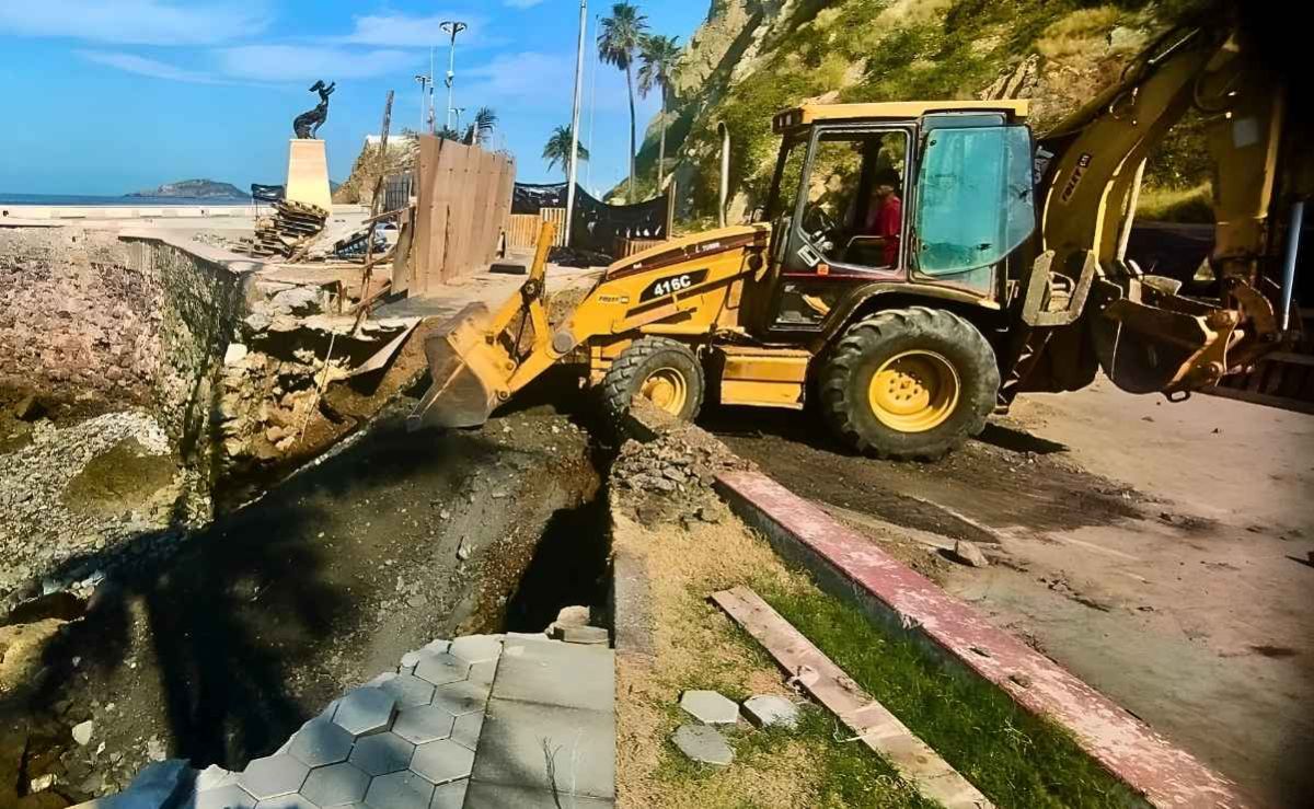 fuerte-oleaje-provoca-socavon-junto-al-monumento-a-la-mujer-mazatleca-inician-reparaciones