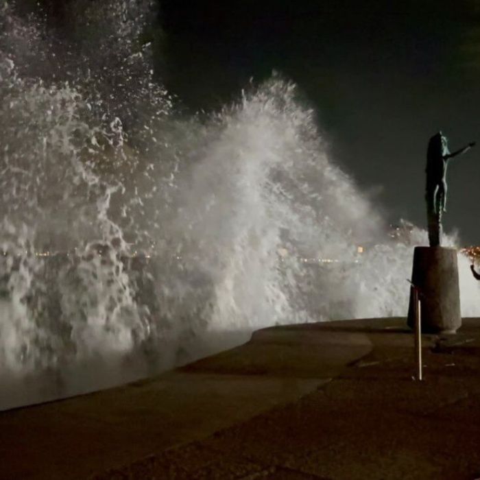Fuertes olas golpean el malecón de Puerto Vallarta ante la llegada del huracán Simón