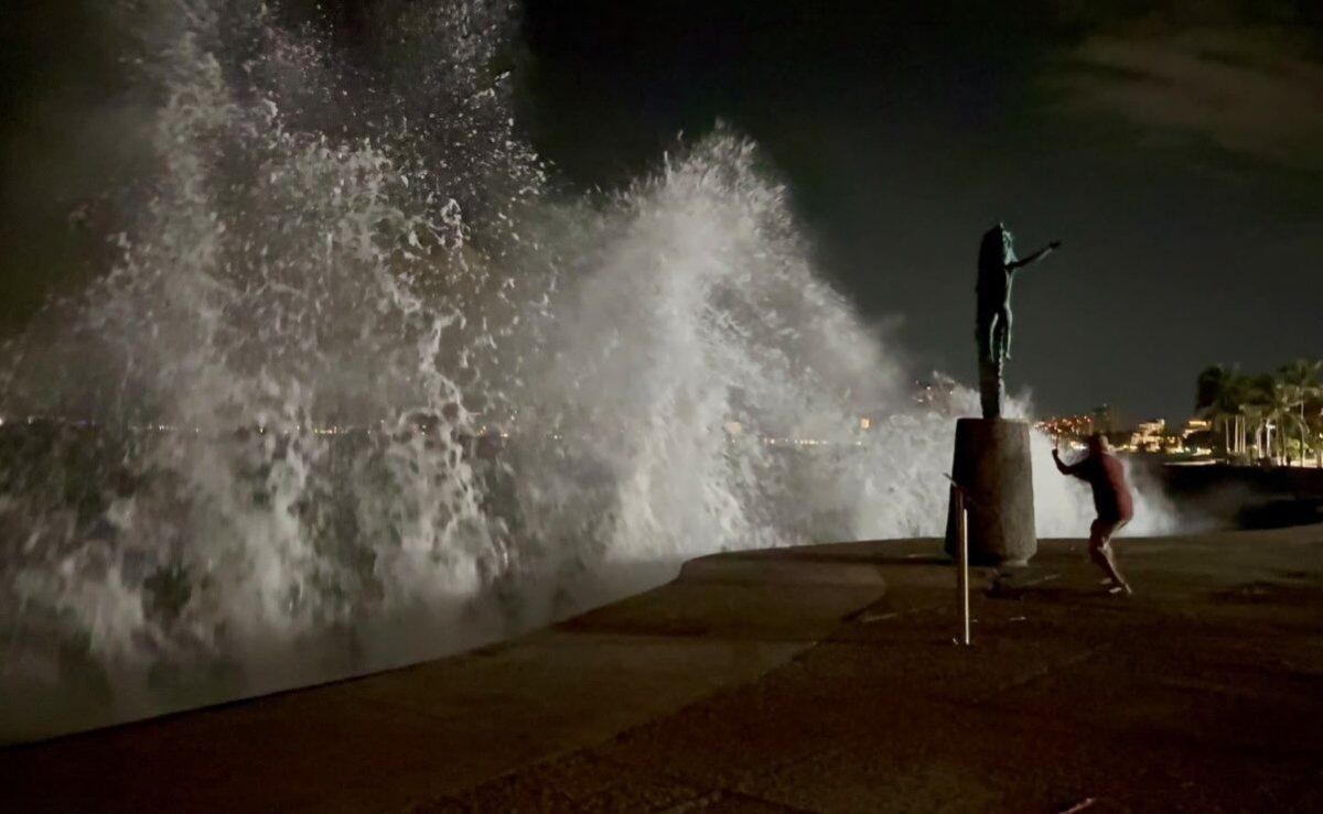 fuertes-olas-golpean-el-malecon-de-puerto-vallarta-ante-la-llegada-del-huracan-simon