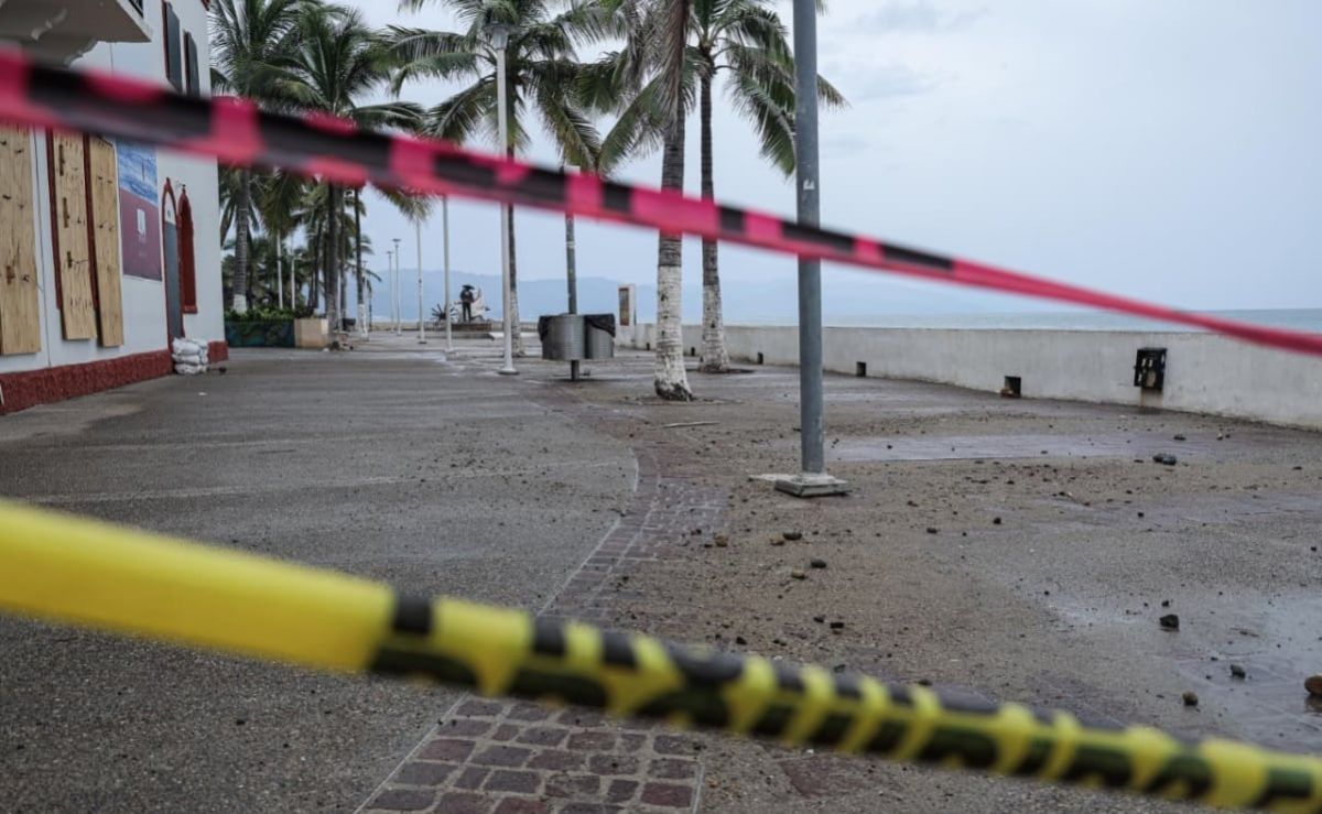 huracan-simon-deja-a-puerto-vallarta-con-calles-vacias-y-comercios-cerrados