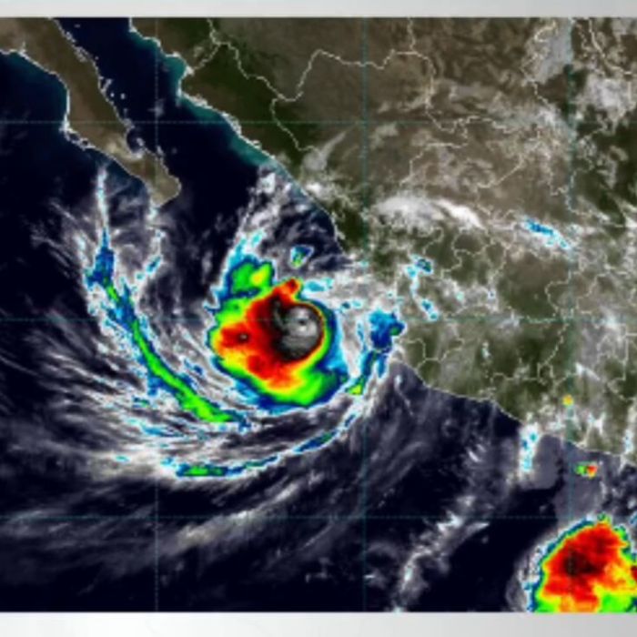 Huracán Simon mantiene lluvias muy fuertes y oleaje elevado en costas del Pacífico