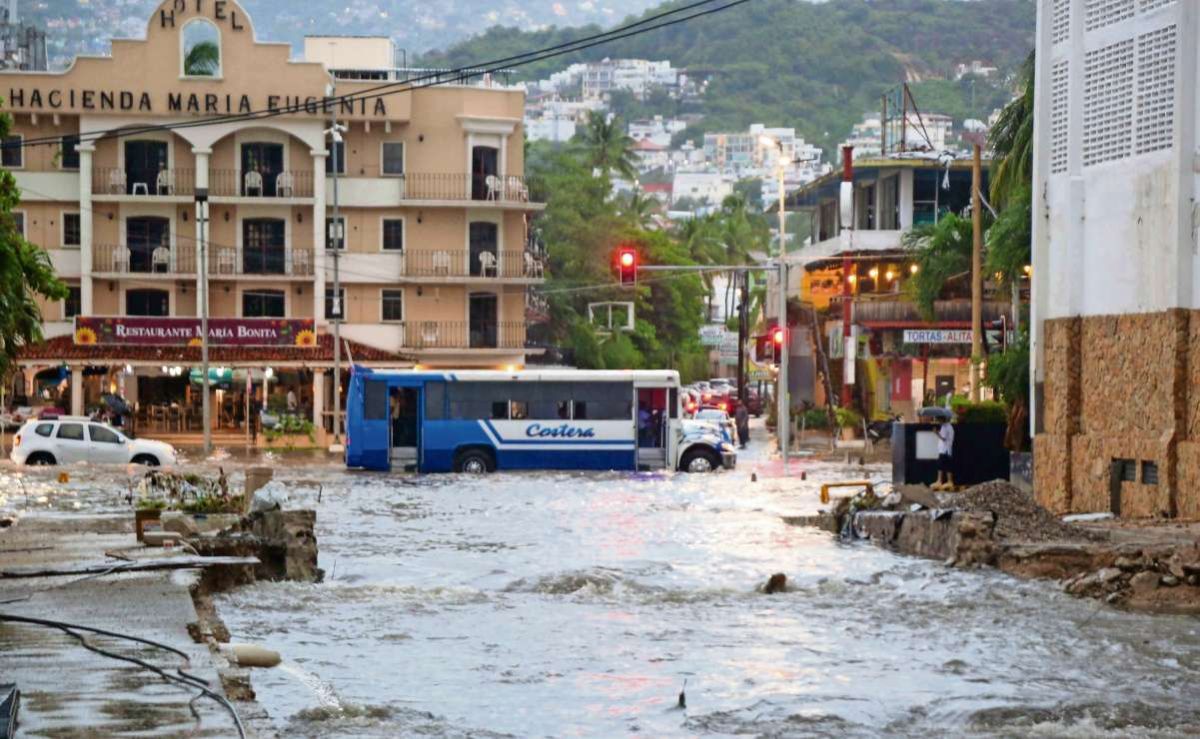 huracan-simon-provoca-inundaciones-deslaves-y-cortes-de-luz-en-acapulco