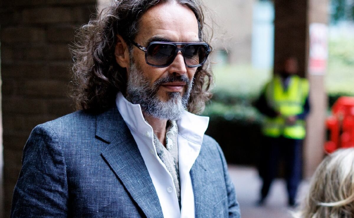 inicia-en-londres-el-juicio-contra-russell-brand-por-cargos-de-violacion-y-agresion-sexual