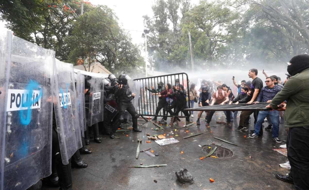 investigan-a-dos-policias-y-un-bombero-por-presunto-uso-excesivo-de-la-fuerza-en-protesta-por-el-agua-en-guadalajara