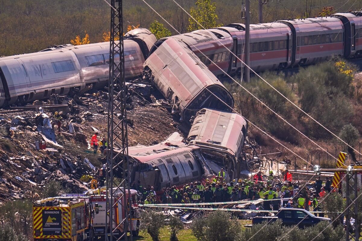 investigan-una-posible-orden-erronea-tras-choque-de-trenes-en-espana-que-dejo-68-muertos