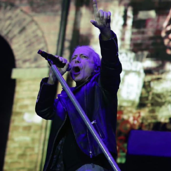 Iron Maiden enfrenta la lluvia y hace cantar a sus fans en el Estadio GNP Seguros