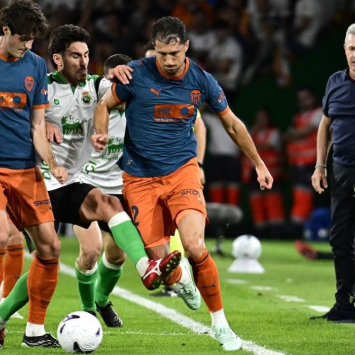 Javier Aguirre rescata la actitud del Valencia tras empatar 2-2 ante el Racing