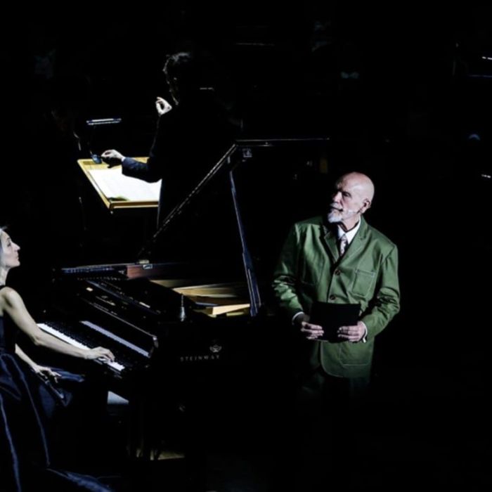 John Malkovich lleva la paranoia de “Informe sobre ciegos” a la Sala Nezahualcóyotl