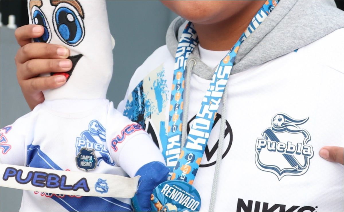 kiana-james-presume-su-apoyo-al-puebla-durante-partido-de-la-nfl