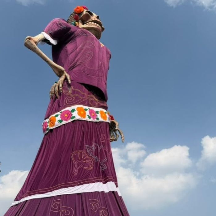La Catrina monumental y las flores de cempasúchil llenan de visitantes el Zócalo por Día de Muertos