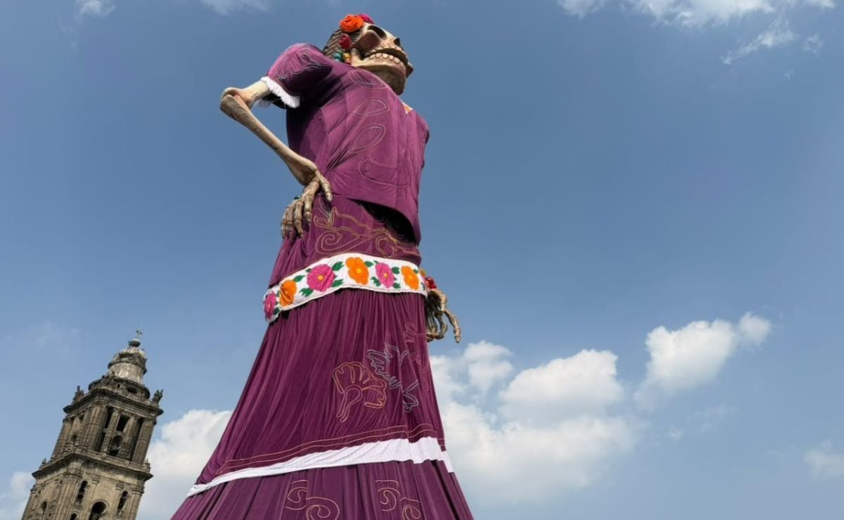 la-catrina-monumental-y-las-flores-de-cempasuchil-llenan-de-visitantes-el-zocalo-por-dia-de-muertos