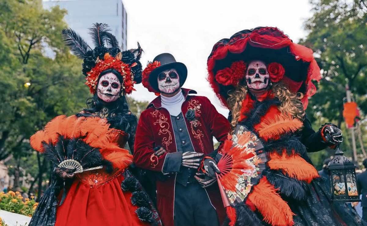 la-mega-procesion-de-las-catrinas-reunio-tradicion-memoria-y-denuncia-en-la-cdmx
