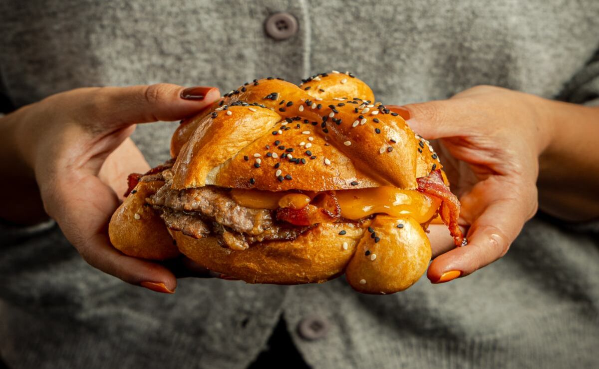 la-hamburguesa-con-pan-de-muerto-que-debes-probar-este-otono