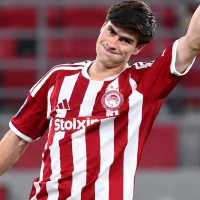 La ‘Hormiga’ González regala su jersey a aficionado mexicano tras triunfo del Olympiacos