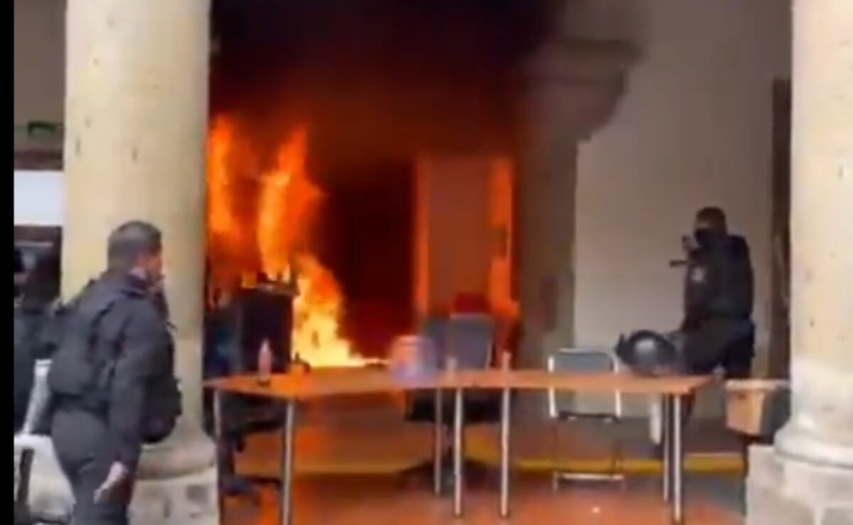 lanzan-bombas-molotov-contra-la-puerta-del-congreso-de-jalisco-durante-marcha-por-el-agua