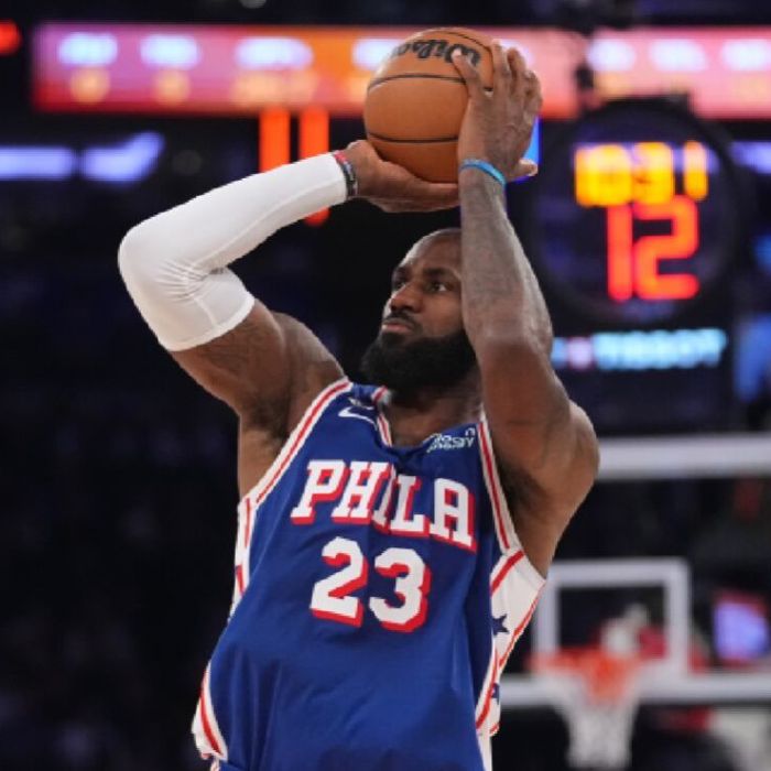 LeBron James debuta con victoria en los 76ers, que vencen a los campeones Knicks