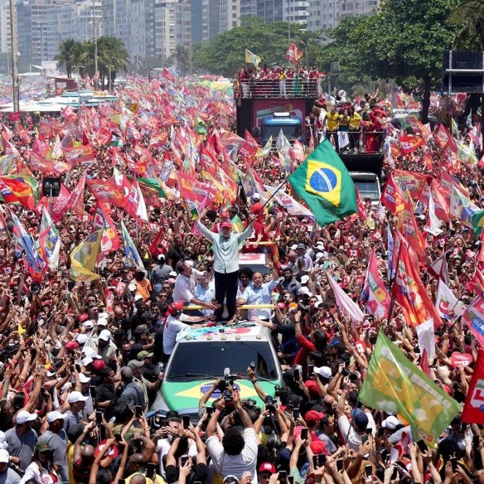 Lula y Flávio Bolsonaro cierran campañas con actos multitudinarios antes de la segunda vuelta en Brasil
