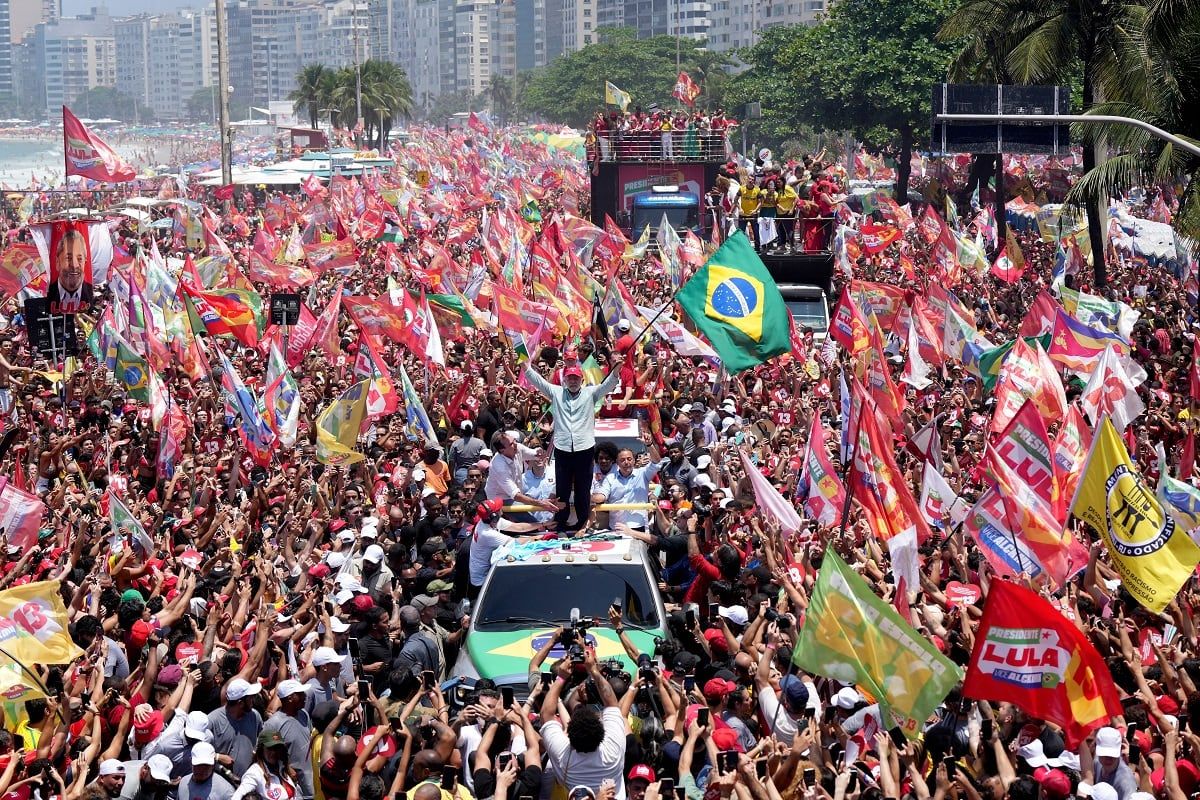 lula-y-flavio-bolsonaro-cierran-campanas-con-actos-multitudinarios-antes-de-la-segunda-vuelta-en-brasil