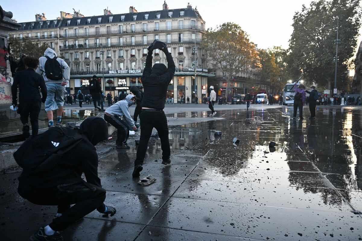 macron-alista-mensaje-a-la-nacion-tras-protestas-que-dejaron-mil-800-detenidos-en-francia