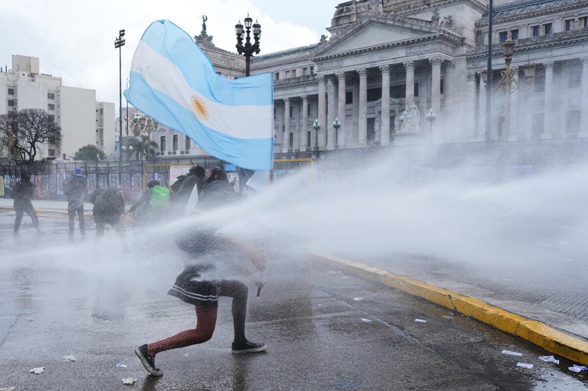 manifestantes-y-policias-chocan-durante-marcha-por-el-financiamiento-universitario-en-argentina