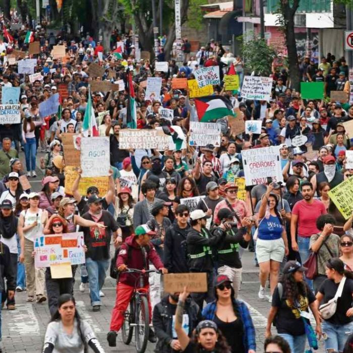 Marcha por agua limpia en Guadalajara termina con daños e incendios en edificios públicos
