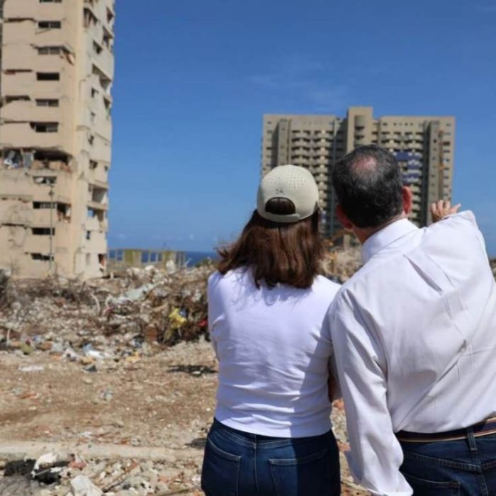 María Corina Machado visita La Guaira y se reúne con afectados por los terremotos