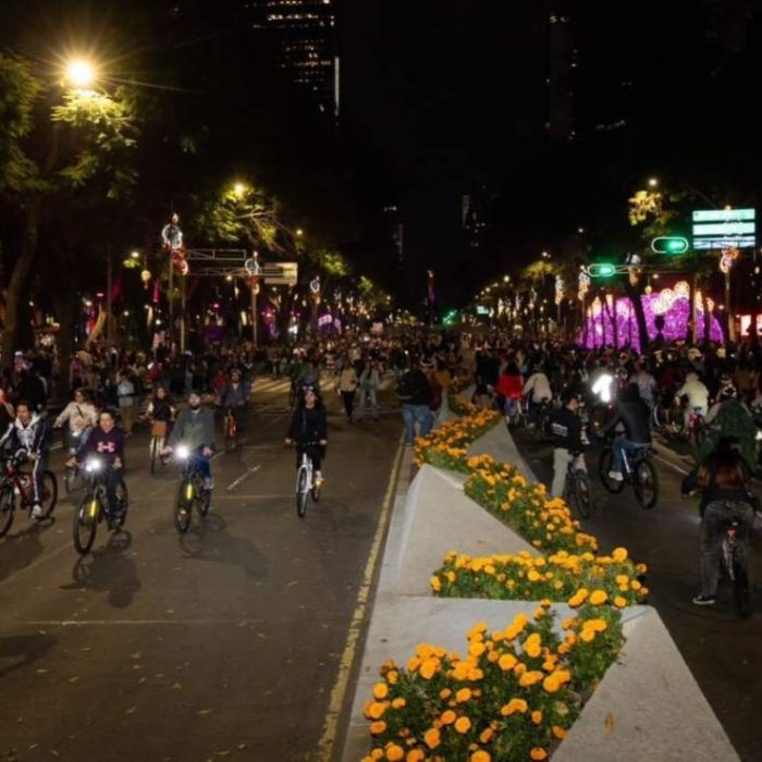 Más de 100 mil personas participan en el Paseo Nocturno de Día de Muertos en CDMX