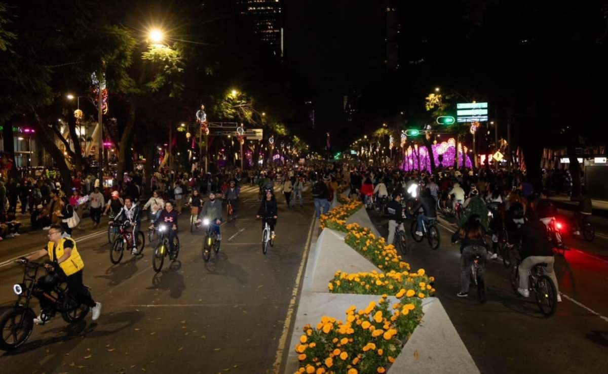 mas-de-100-mil-personas-participan-en-el-paseo-nocturno-de-dia-de-muertos-en-cdmx