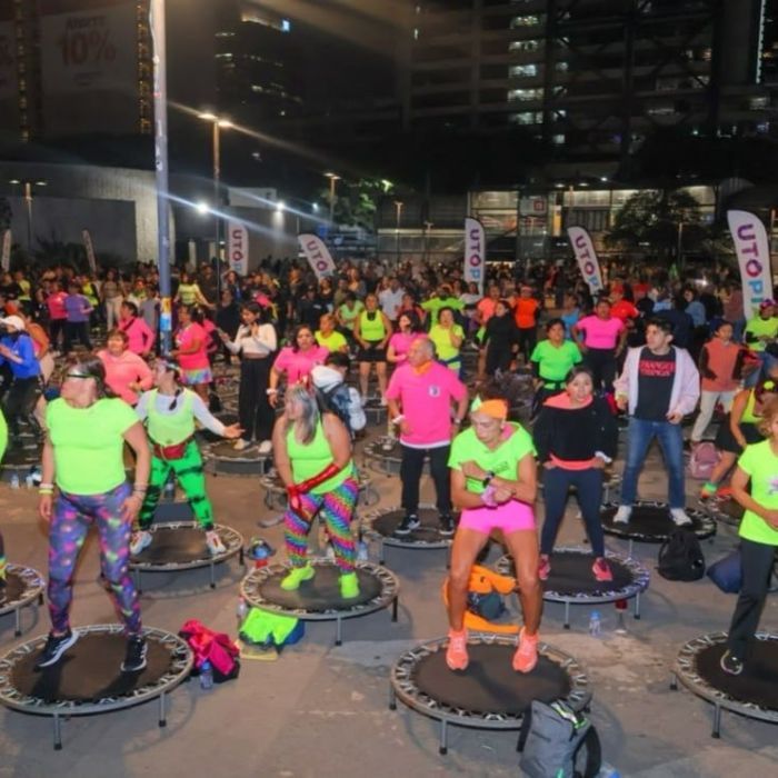 Más de 400 personas celebran en CDMX el cuarto aniversario de la clase de trampolín más grande del mundo