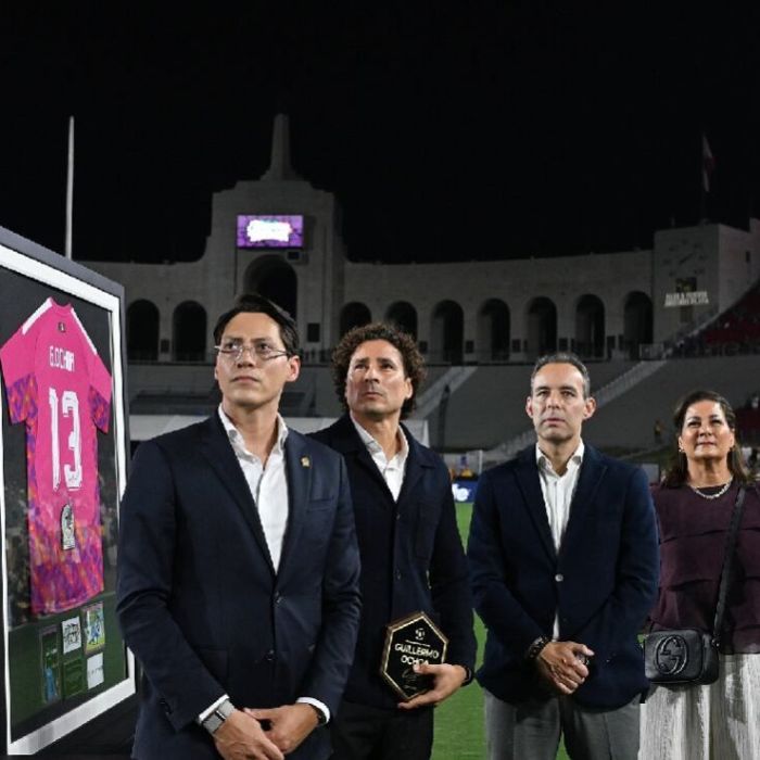 Memo Ochoa recibe homenaje a su carrera previo al México vs Chile