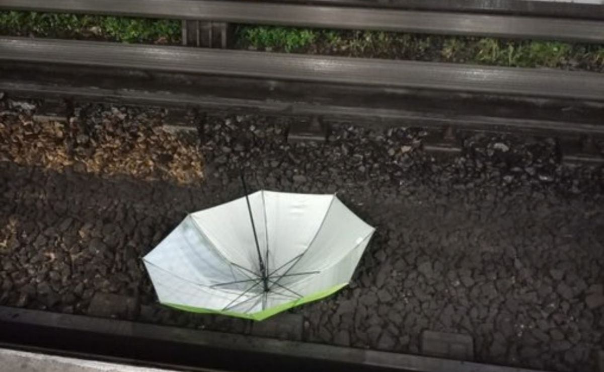 metro-pide-sujetar-paraguas-bastones-y-muletas-para-evitar-incidentes-en-las-vias