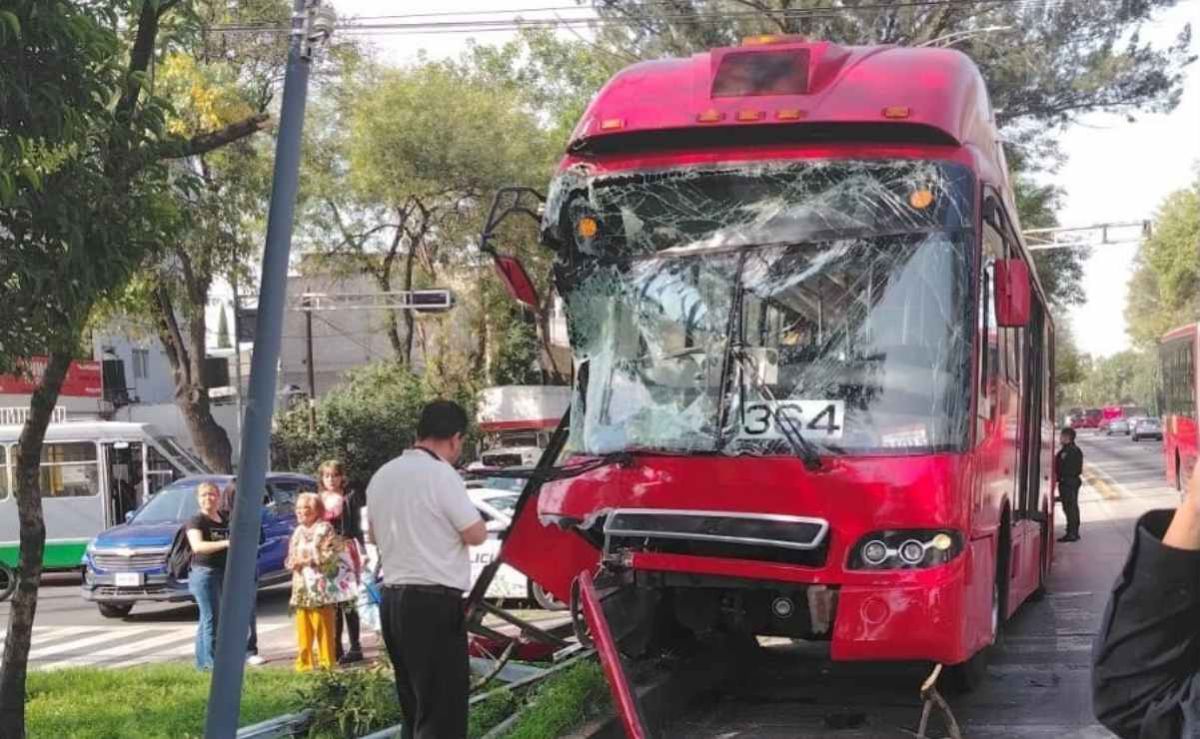 metrobus-de-la-linea-2-choca-contra-un-semaforo-seis-usuarios-resultan-lesionados