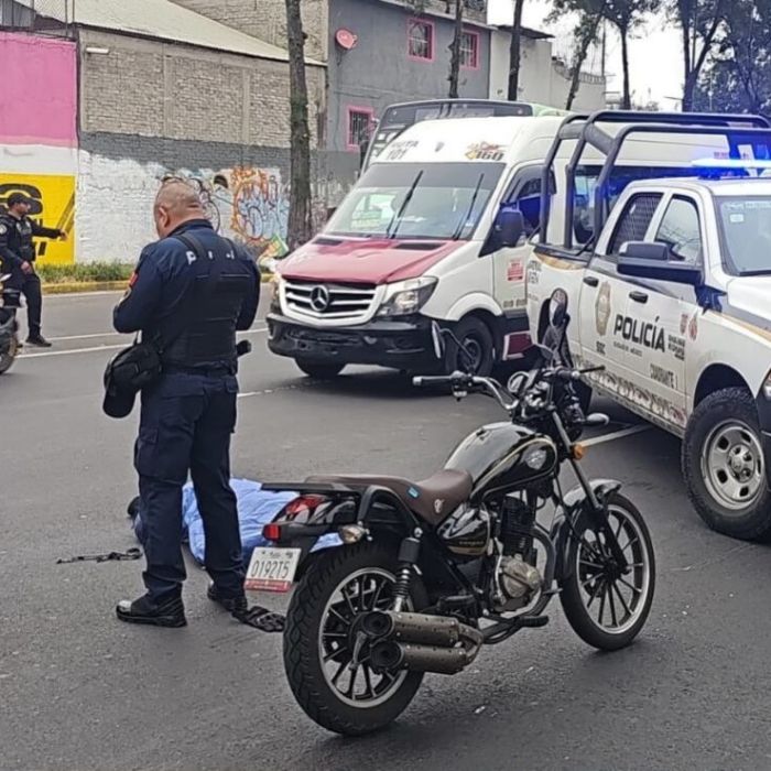 Muere motociclista tras chocar contra camión de transporte público en Venustiano Carranza