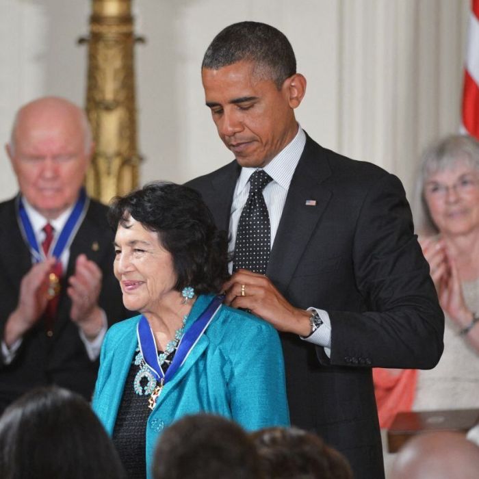 Obama y líderes demócratas lamentan la muerte de Dolores Huerta, activista histórica de EU