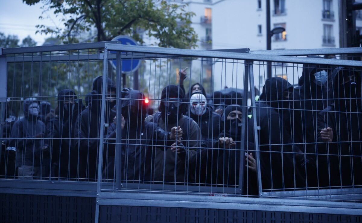 paris-decreta-toque-de-queda-en-zonas-del-centro-ante-protestas-y-festejos-de-halloween