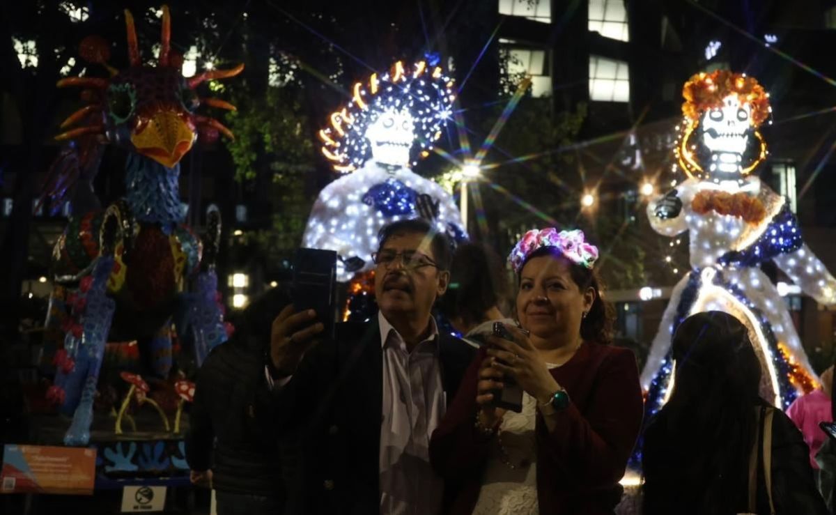 paseo-luminico-reune-a-miles-en-reforma-con-catrinas-craneos-y-xoloitzcuintles