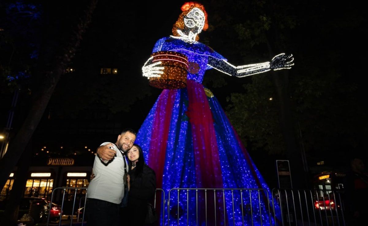 paseo-de-la-reforma-se-ilumina-con-instalaciones-de-dia-de-muertos-en-la-cdmx