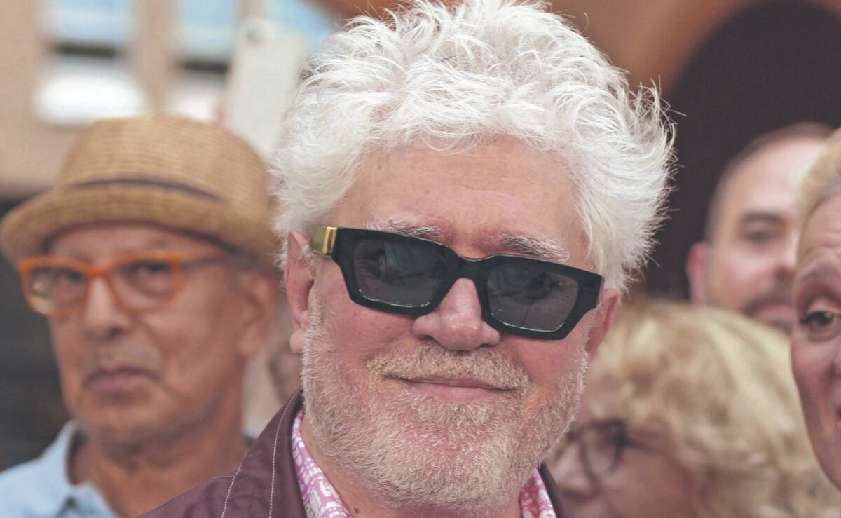 pedro-almodovar-publica-su-primera-novela-el-hombre-que-solo-escribia-en-los-aviones