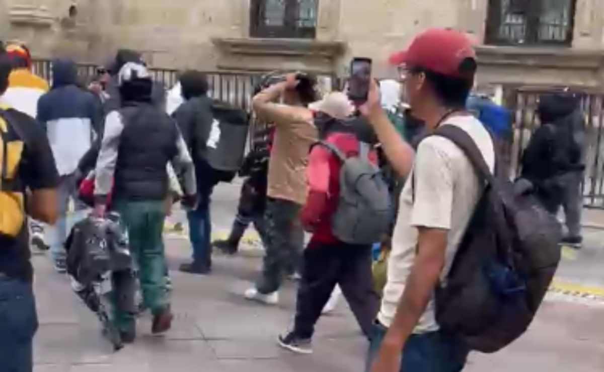 petardos-y-disturbios-retrasan-marcha-por-agua-limpia-en-guadalajara