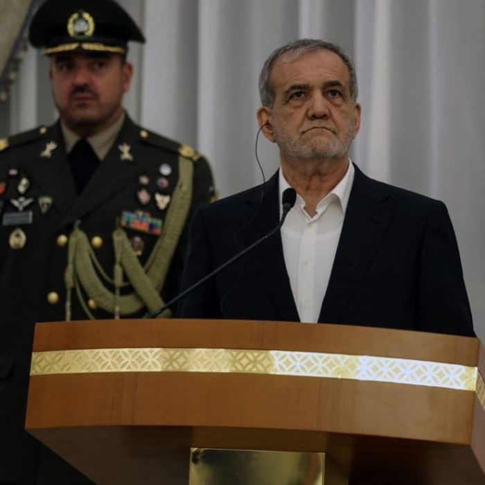 Pezeshkian afirma ante Putin que Oriente Medio puede resolver sus problemas sin Estados Unidos