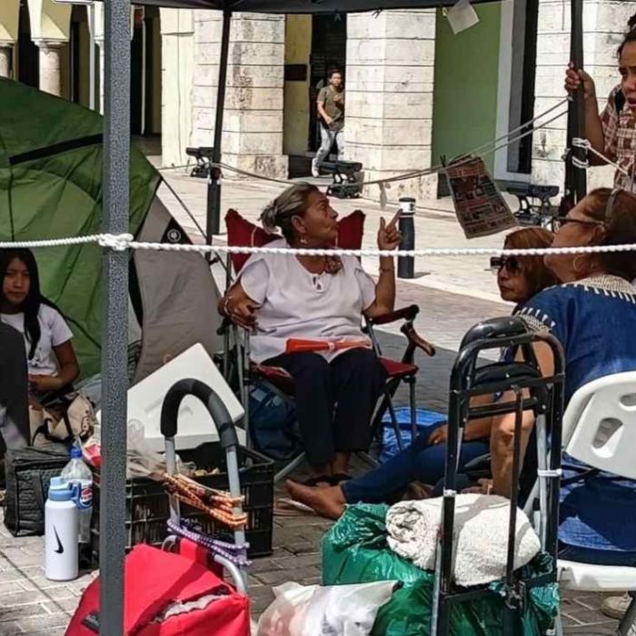 Por motivos de salud, Josefina Ramos retira plantón frente al Palacio de Gobierno en Mérida